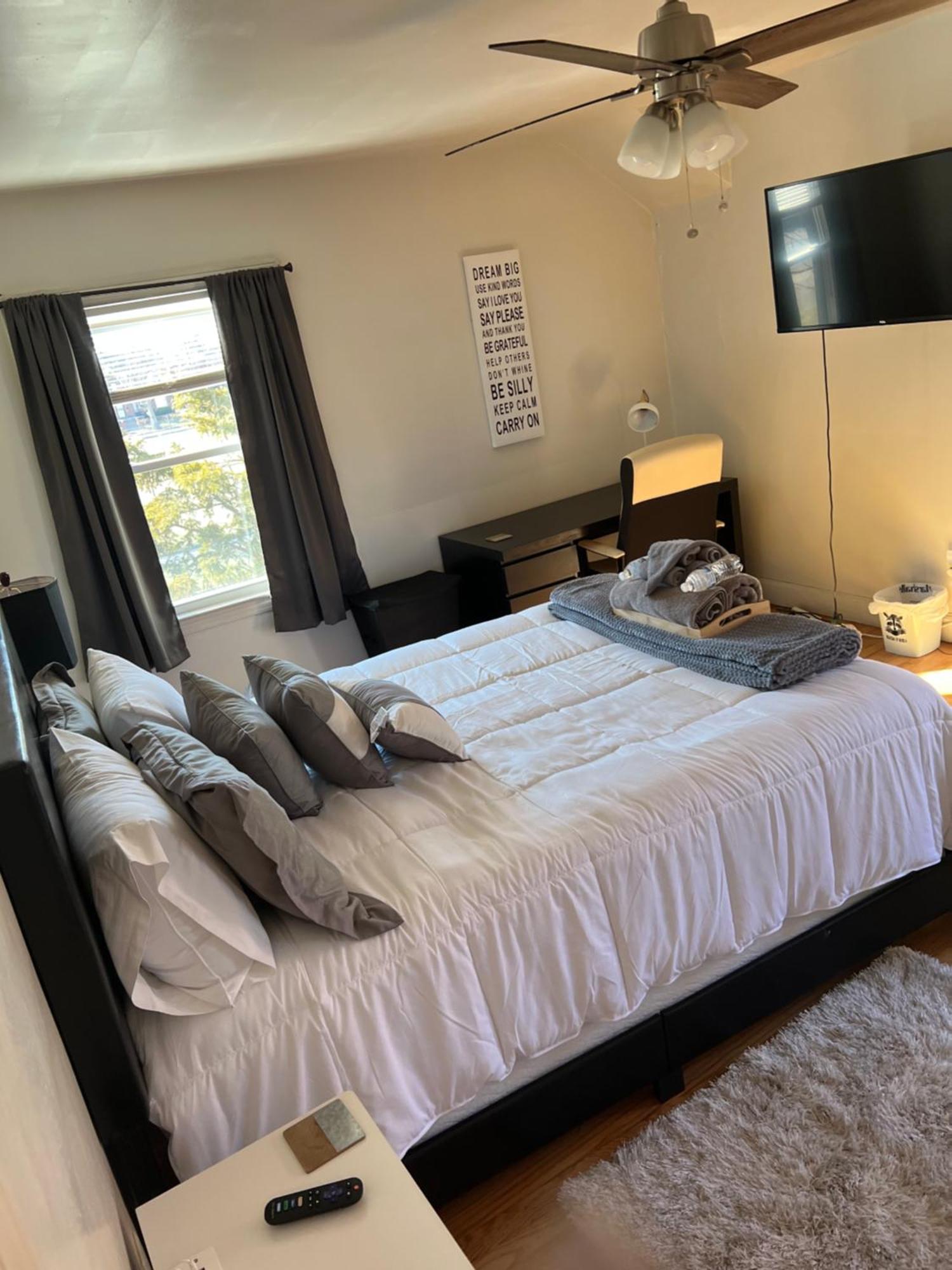 Master Bedroom In Home Away From Home Detroit Eksteriør bilde